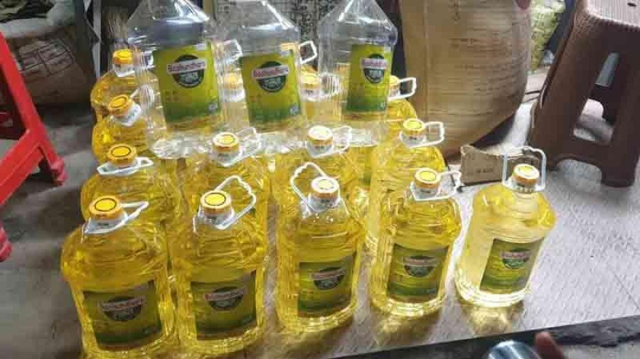 বেশি দামে সয়াবিন তেল বিক্রি, দুই দোকানিকে জরিমানা